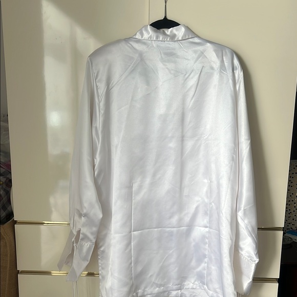 NWT New Gear Plus Women's White Satin Blouse - Picture 3 of 5